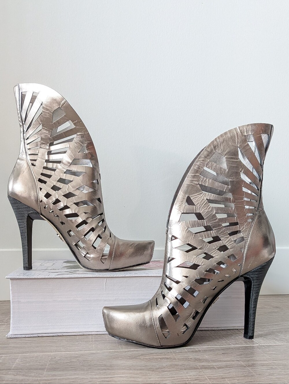 NIB Rachel Roy Naima Metallic Pewter Laser Cut Leather Booties Heels 6.5 *READ*